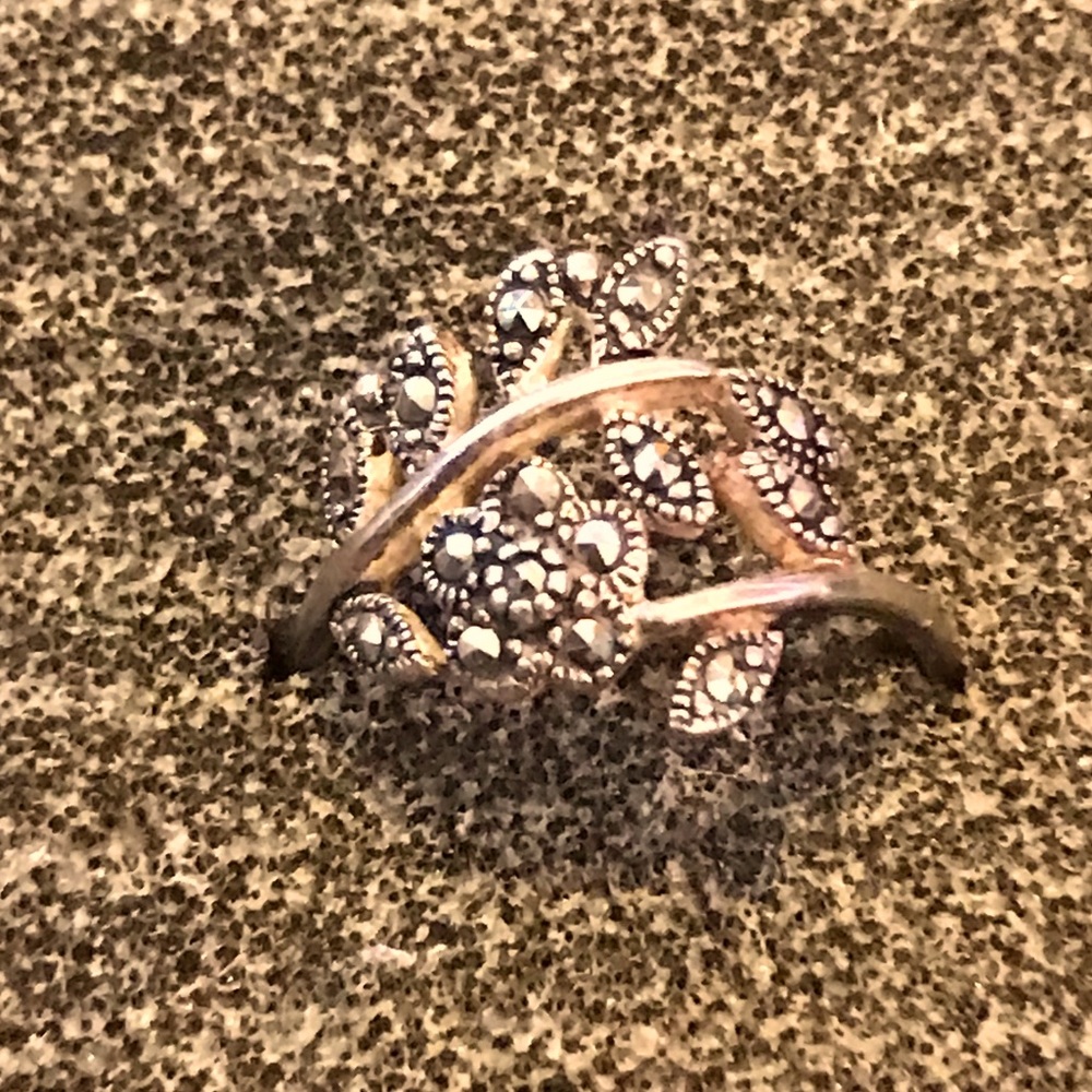 Beautiful 925 marked crystal ring . Size 7.5